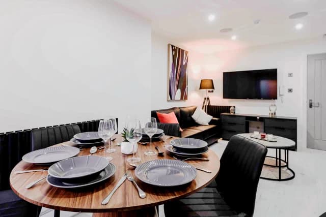 90 Picton Road image 2