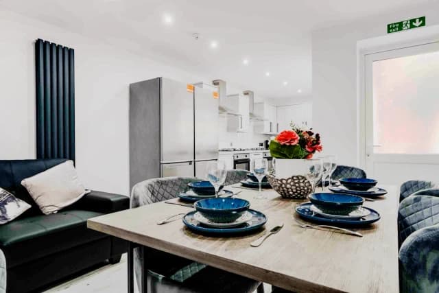 102 Needham Road, L7 image 2