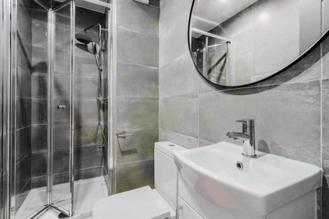 76 Halsbury road, L6 image 4