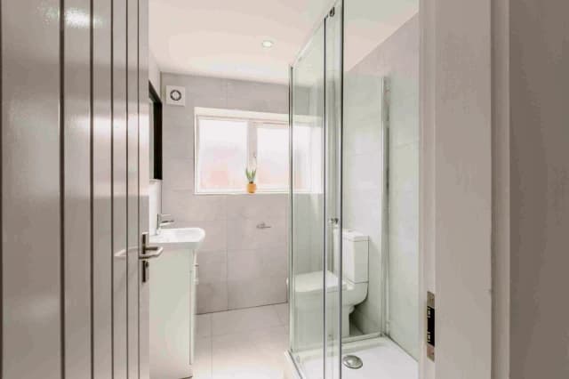 119 Strathcona Avenue, L15 image