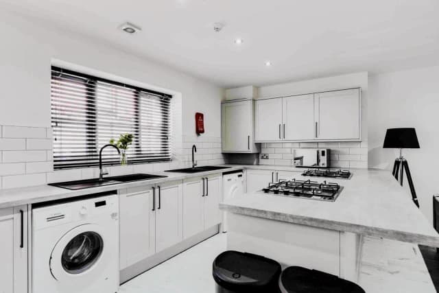 70 Blantyre Road, L15 image 5