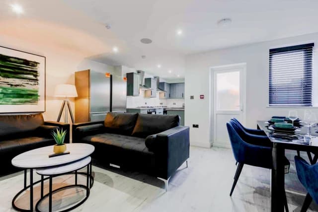 63 Cranborne Road, L15