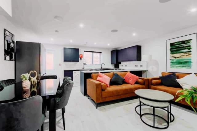 110 Cranborne Road, L15