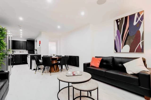 27 Needham Road, L7