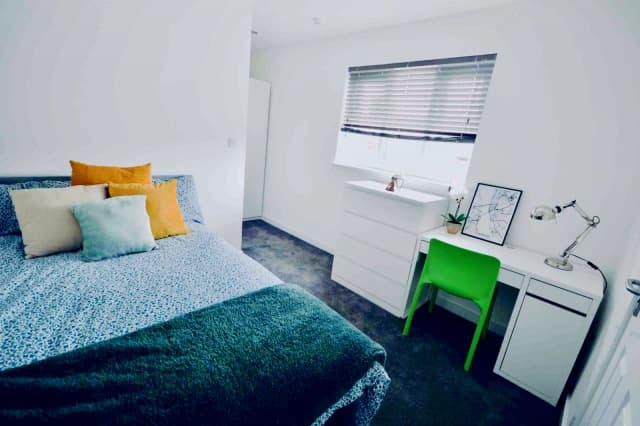 22 Gwenfron Road, L6