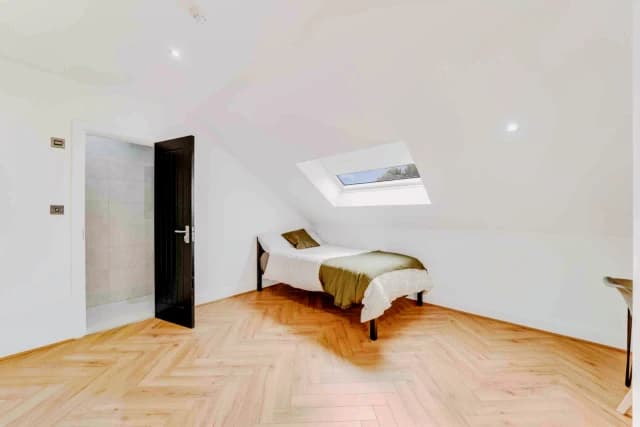 48 Gainsborough Road L15 image