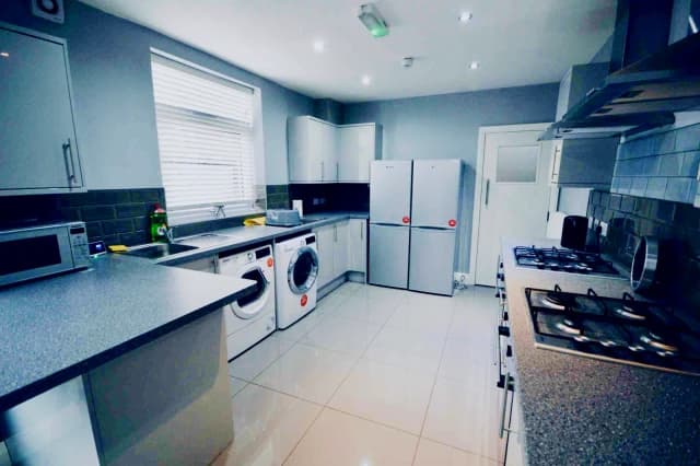 18 Woodcroft Road, L15 image 4