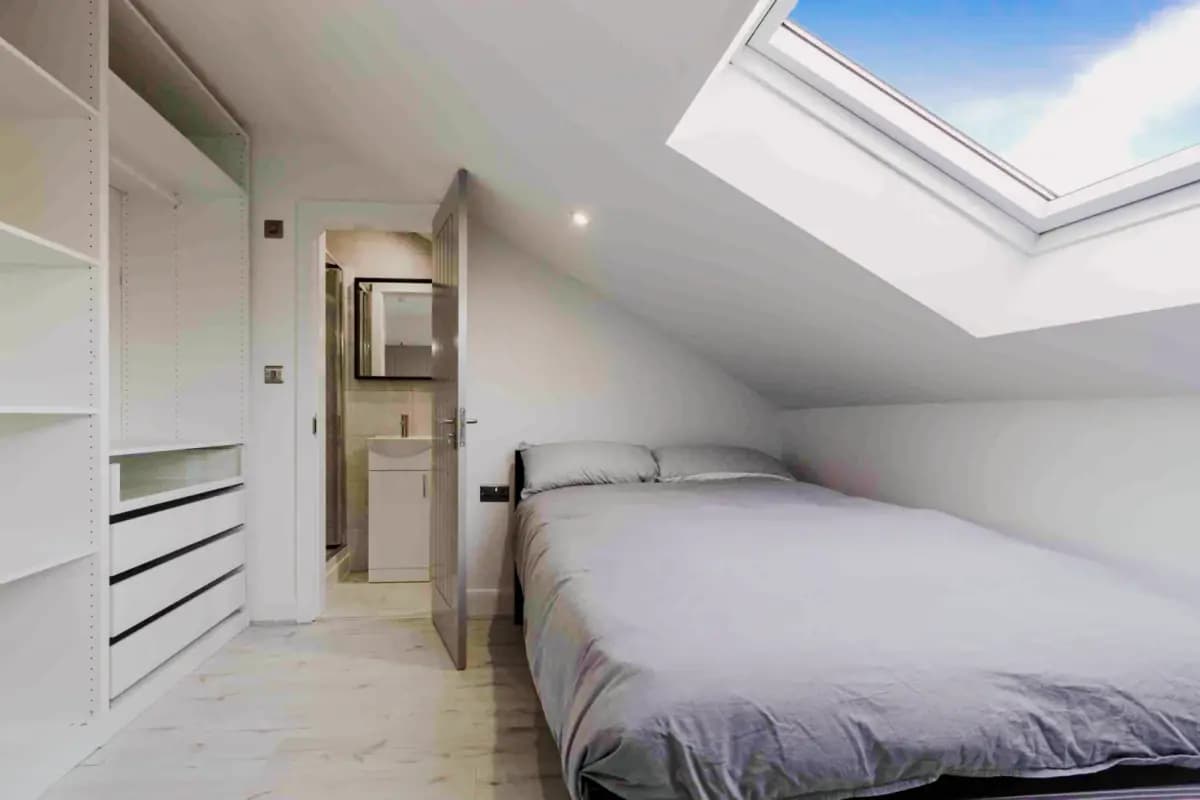 110 Cranborne Road, L15