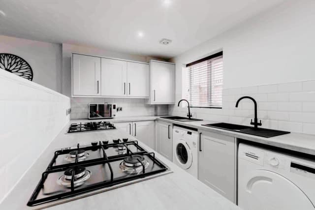 33 Cranborne Road, L15 image 2