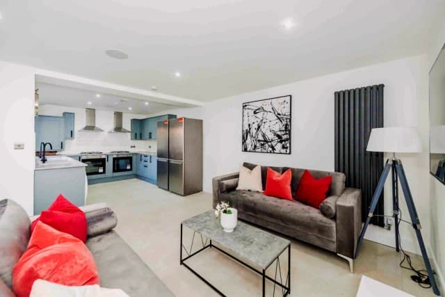 24 Cranborne Road, L15 image 4