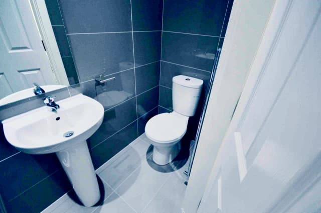 22 Gwenfron Road, L6 image 3