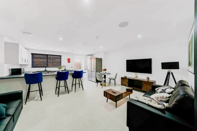 48 Gainsborough Road L15