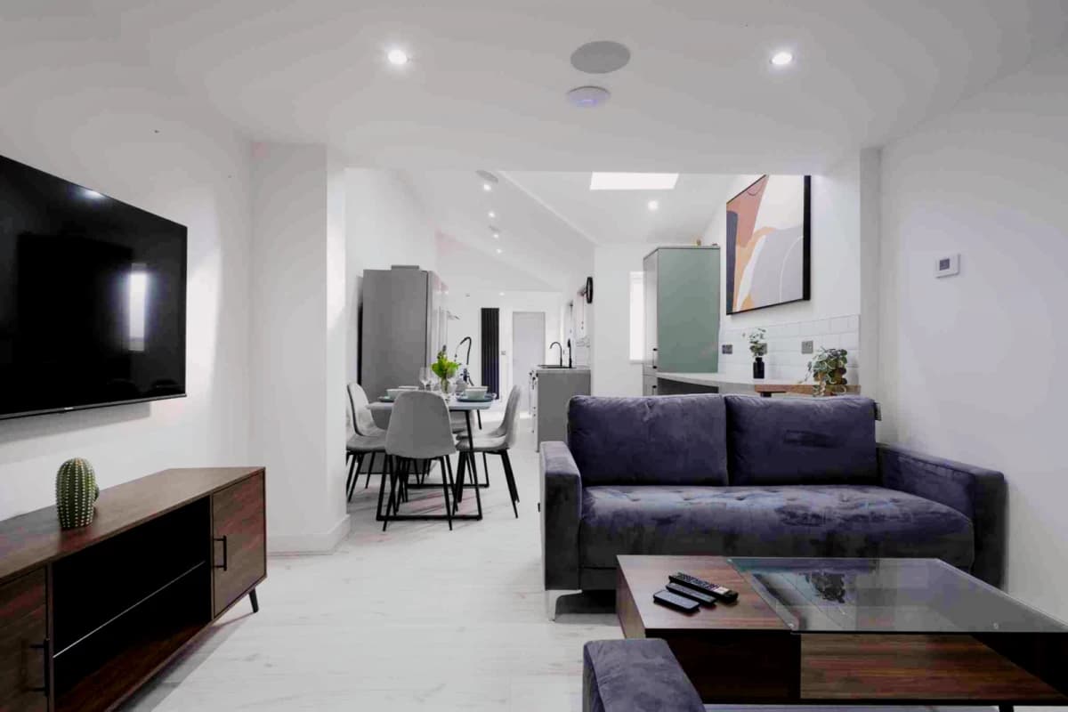 27 Sewells Walk image 2