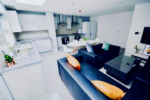 71 Esher Road, L6 image 3