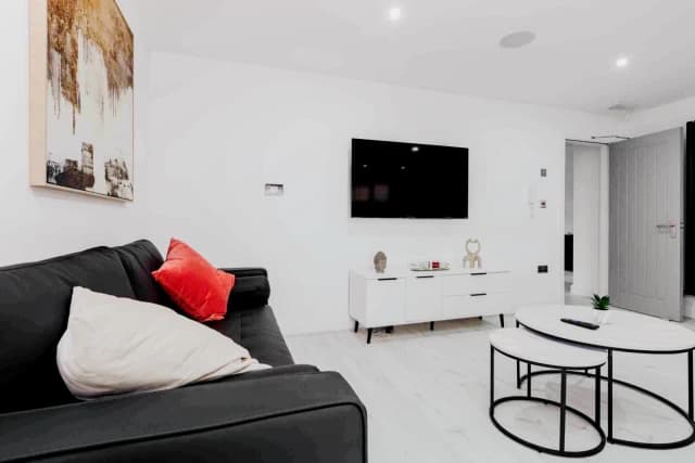 18 Cranborne Road, L15 image 2