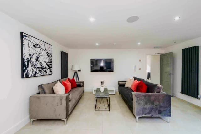 24 Cranborne Road, L15 image 2
