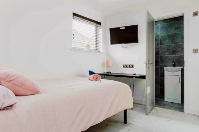 18 Cranborne Road, L15 image