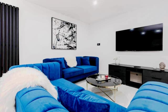 33 Cranborne Road, L15