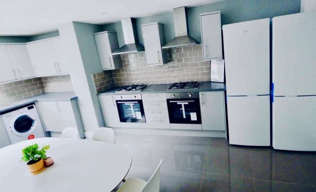 71 Esher Road, L6 image