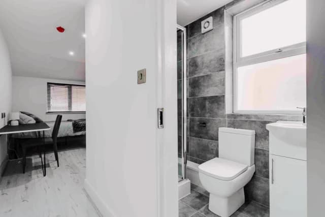 102 Needham Road, L7 image 5