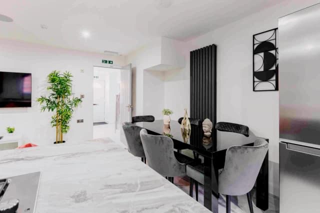 110 Cranborne Road, L15 image 5