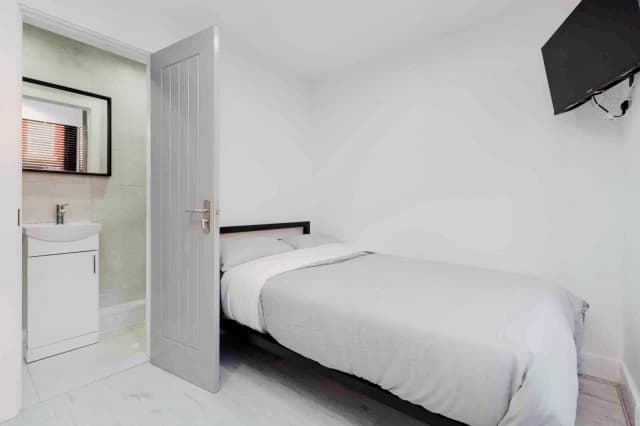 110 Cranborne Road, L15 image