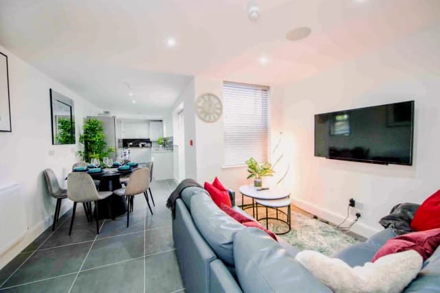 61 Thornycroft Road, L15