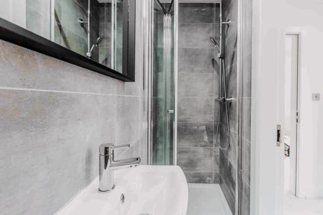 93 Avondale Road, L15 image 5