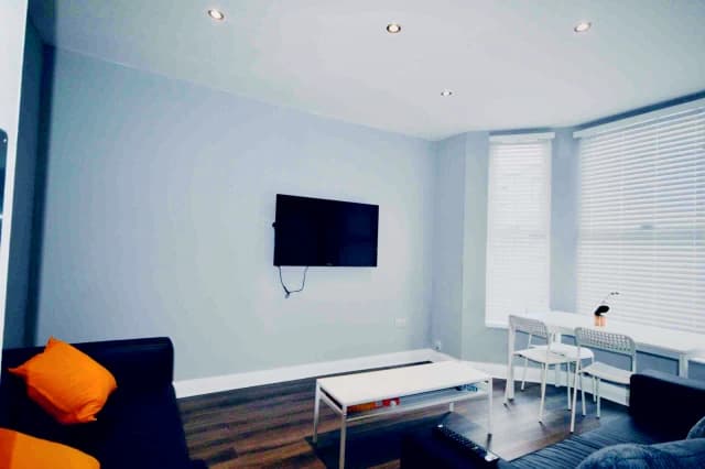 18 Woodcroft Road, L15 image 2