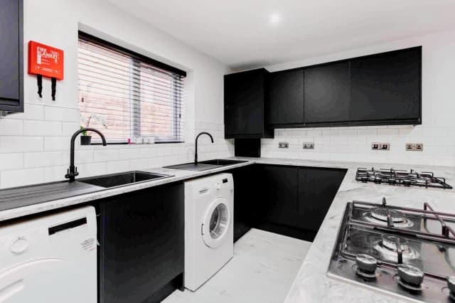 110 Cranborne Road, L15 image 4