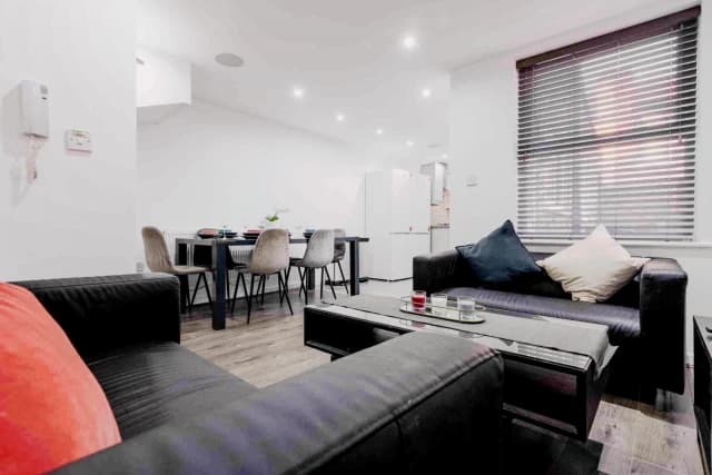 86 Langton Road, L15