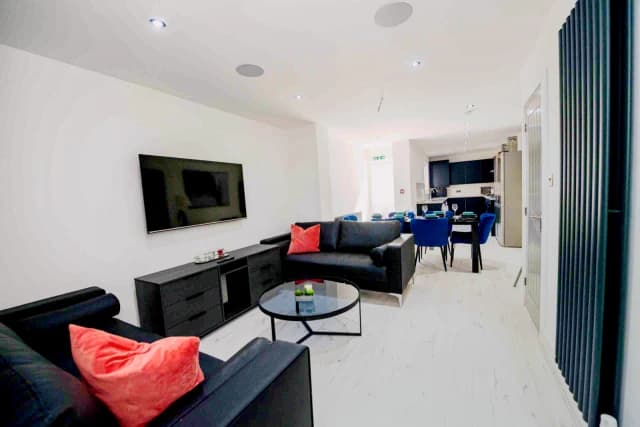 99 Ash Grove, L15 image 2