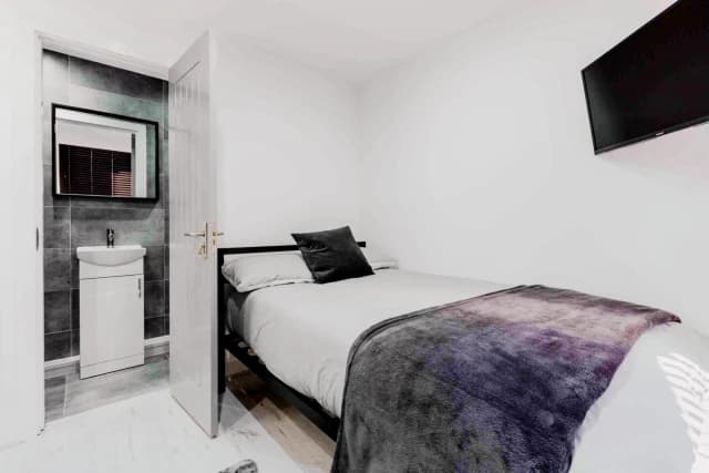 33 Cranborne Road, L15 image