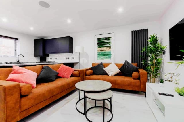 110 Cranborne Road, L15 image 2