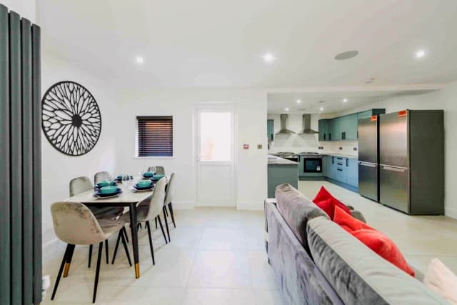 24 Cranborne Road, L15