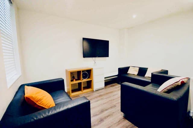 165 Molyneux Road, L6