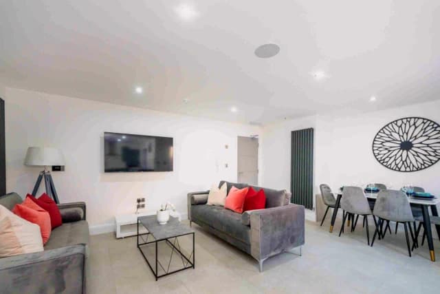 24 Cranborne Road, L15 image 5