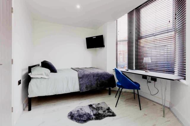 18 Cranborne Road, L15 image 5