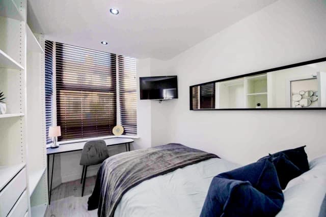 99 Ash Grove, L15 image