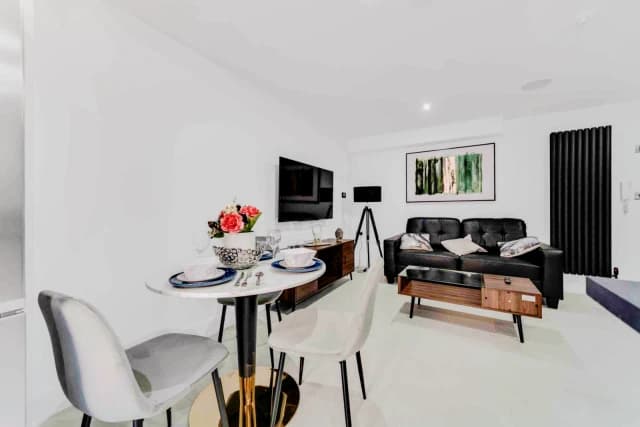 48 Gainsborough Road L15 image 5
