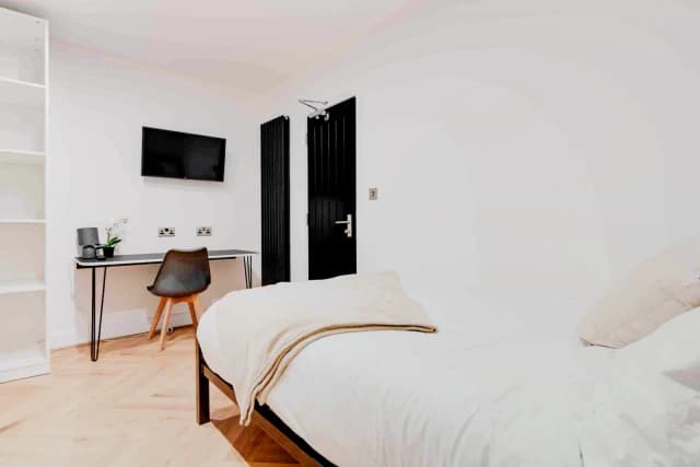 108 Blantyre Road L15 image