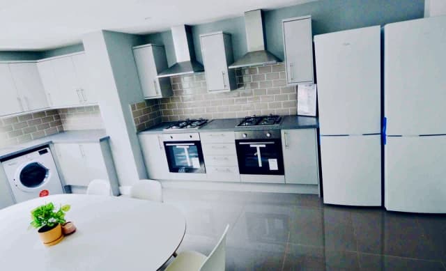 20 Birstall Road, L6 image 3
