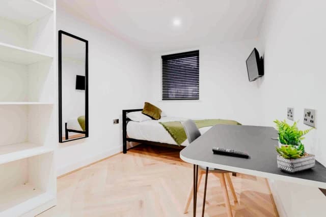108 Blantyre Road L15 image