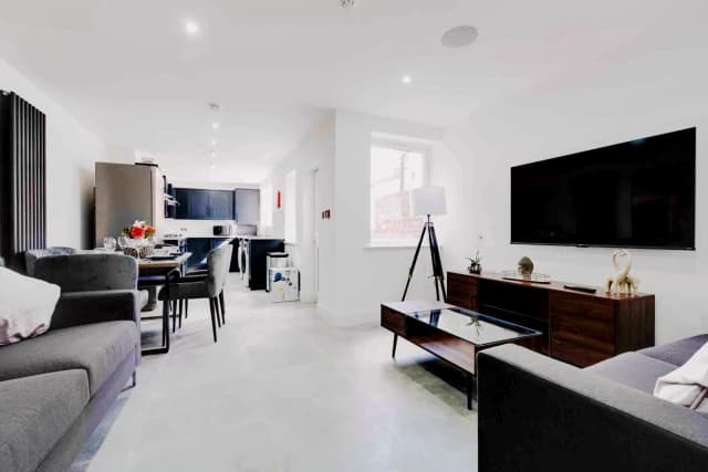 141 Albert Edward Road L7 image 2