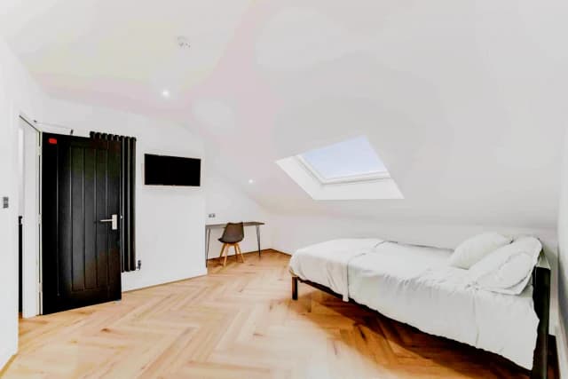 10 Granville Road image 2