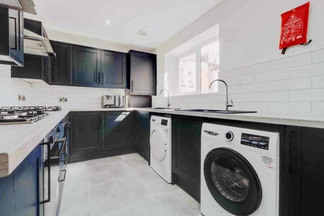 141 Albert Edward Road L7 image 4