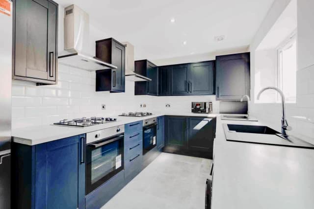 141 Albert Edward Road L7 image 3