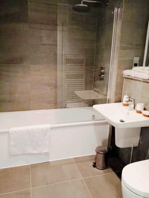 2 Bedrooms 1 bathroom