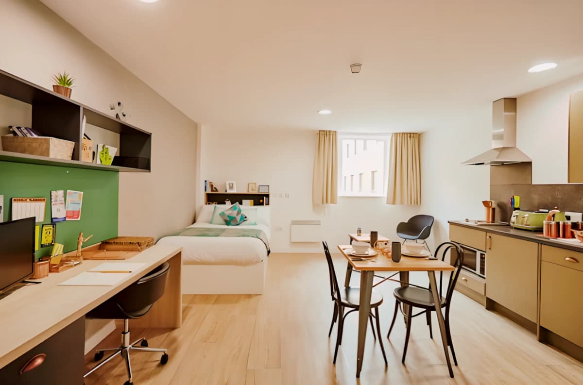 Mannequin House image