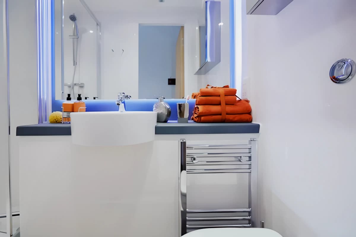 Mannequin House image